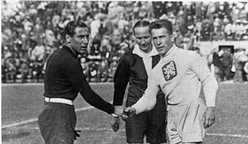 . English: Goalkeepers and capitains Gianpiero Combi (for Italy) and František Pláni?ka (from Czechoslovakia) share hands before the 1934 FIFA World Cup final in Rome Italiano: I portieri e capitani Gianpiero Combi (Italia) e František Pláni?ka (Cecoslova