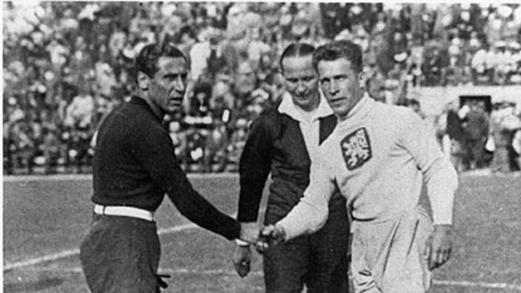 . English: Goalkeepers and capitains Gianpiero Combi (for Italy) and František Pláni?ka (from Czechoslovakia) share hands before the 1934 FIFA World Cup final in Rome Italiano: I portieri e capitani Gianpiero Combi (Italia) e František Pláni?ka (Cecoslova
