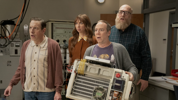 John Ross Bowie, Lauren Lapkusová, Kevin Sussman a Brian Posehn  v seriálu Jak Stuart nezachránil vesmír (2026).