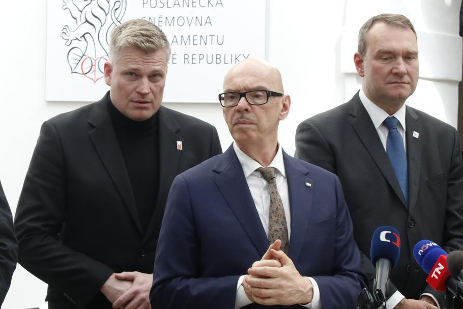 Přestože Motoristé sobě neměli v programu rušení poplatků za ČT a Český rozhlas, Oto Klempíř jako ministr kultury na tomto snímku oznamuje rozhodnutí vlády, že poplatky zruší. Část veřejnosti tím proti sobě ještě více poštval.
