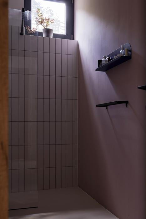 Interiér se nese v minimalistickém a především praktickém duchu.