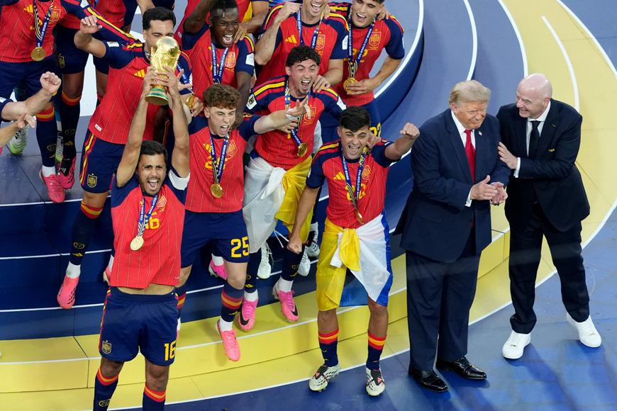 Mohl byste odejít? naznačoval kapitán Španělů. Trump chtěl znovu slavit s fotbalisty