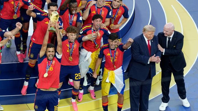 Americký prezident Donald Trump se při oslavě Španělů zdržel na pódiu.