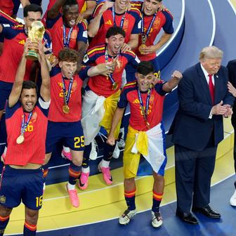 Americký prezident Donald Trump se při oslavě Španělů zdržel na pódiu.
