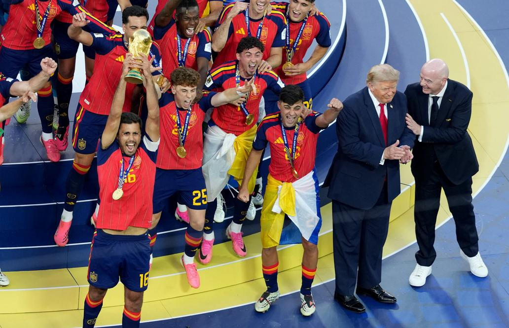 Americký prezident Donald Trump se při oslavě Španělů zdržel na pódiu.