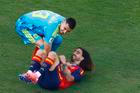 Španělští fotbalisté Unai Simón a Marc Cucurella slaví titul mistrů světa.