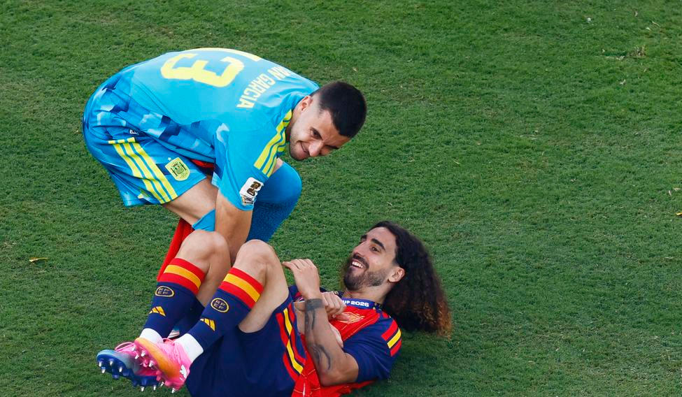 Španělští fotbalisté Unai Simón a Marc Cucurella slaví titul mistrů světa.