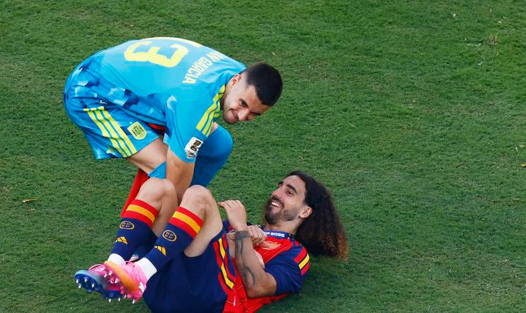 Španělští fotbalisté Unai Simón a Marc Cucurella slaví titul mistrů světa.