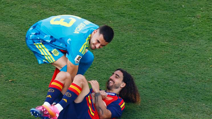 Španělští fotbalisté Unai Simón a Marc Cucurella slaví titul mistrů světa.