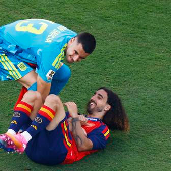 Španělští fotbalisté Unai Simón a Marc Cucurella slaví titul mistrů světa.