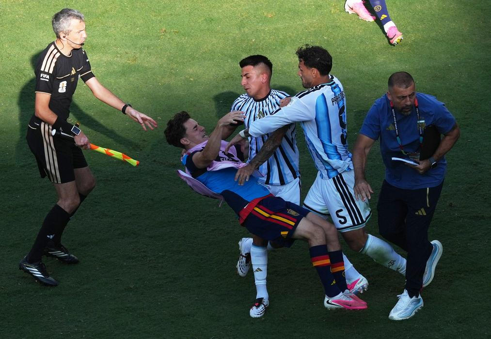 Leandro Paredes po závěrečném hvizdu finále Argentina - Španělsko na MS 2026