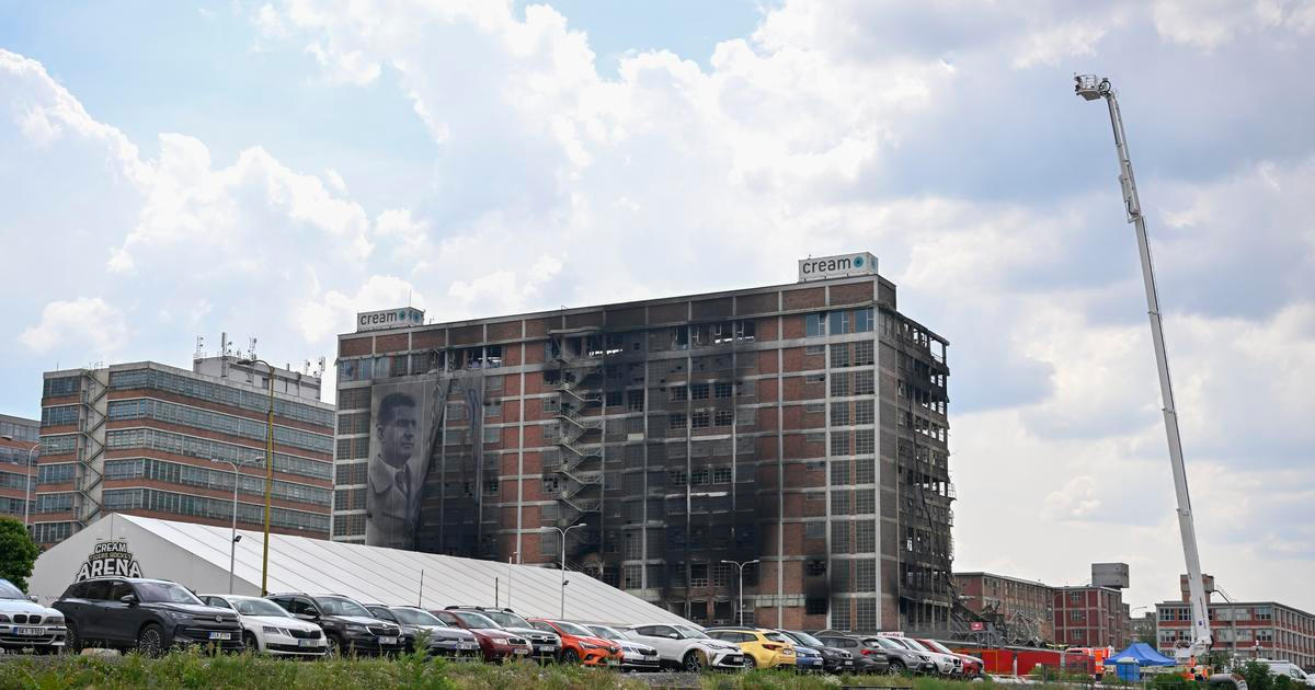 Teploty po požáru ve výškové budově ve Zlíně klesají, pomohly i deštivé dny