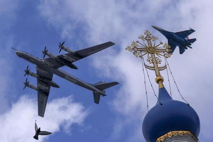 Tu-95MS vypouští střelu s plochou dráhou letu Ch-101