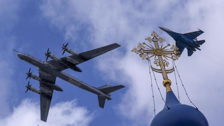Tu-95MS vypouští střelu s plochou dráhou letu Ch-101