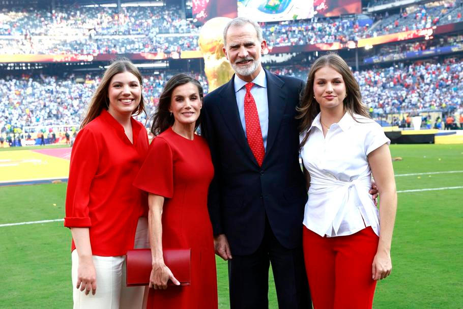 Král Filip VI., královna Letizia a jejich dvě dcery, vpravo princezna Leonor, kněžna asturská (následnice trůnu) a infantka Sofie na společné fotografii u finálového zápasu proti Argentině.