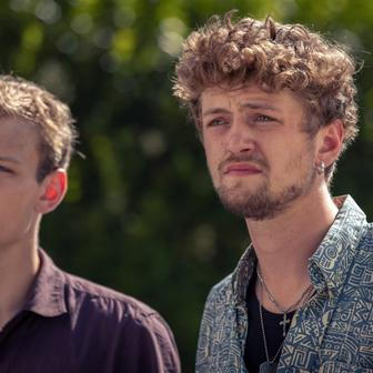 Tomas Sean Pšenička ve filmu Bobule a bobulky hraje Honzova syna Adama, zatímco Prokop Zach ztvárňuje Jirkova syna Kubu. 