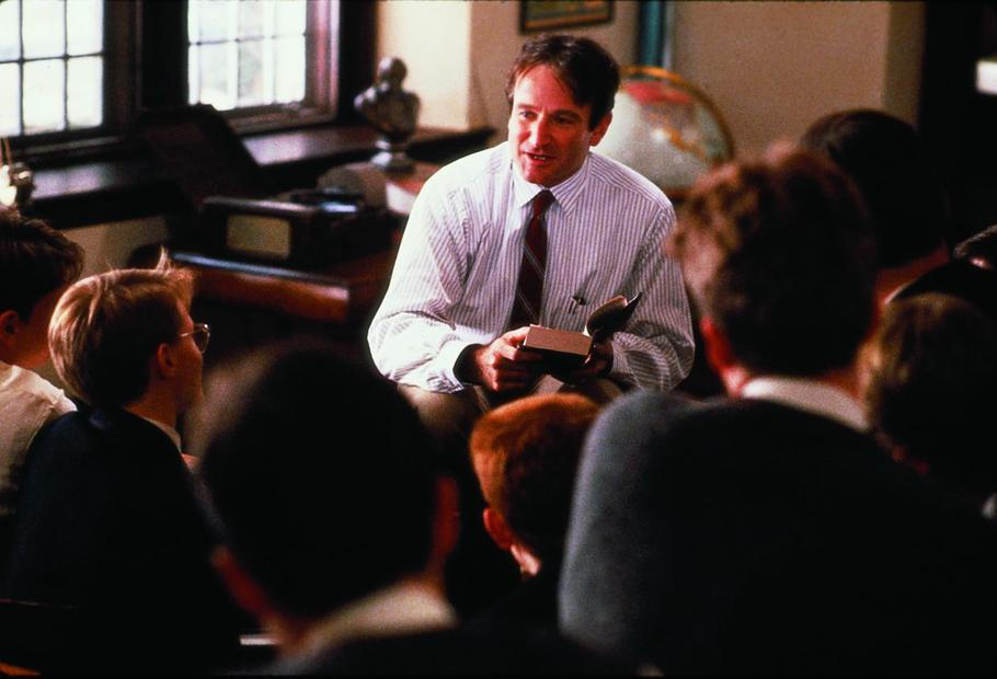 Robin Williams ve filmu Společnost mrtvých básníků (1989).