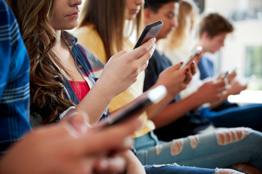 Vláda podpořila zákaz mobilů ve školách, uvedl Babiš