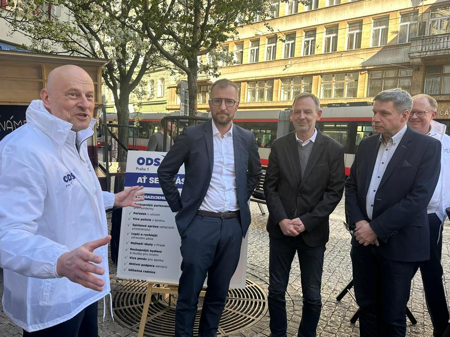 Ještě nedávno se politici ODS k Filipu Dvořákovi hlásili. Takto ho v dubnu na začátku kampaně do voleb podpořili (zleva) starostové šestky Jakub Stárek, osmičky Ondřej Gros a pětky Lukáš Herold. 