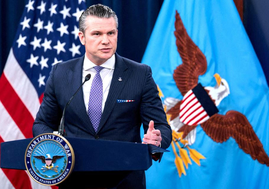 Americký ministr války Pete Hegseth během tiskové konference informoval o průběhu úderů na Írán.