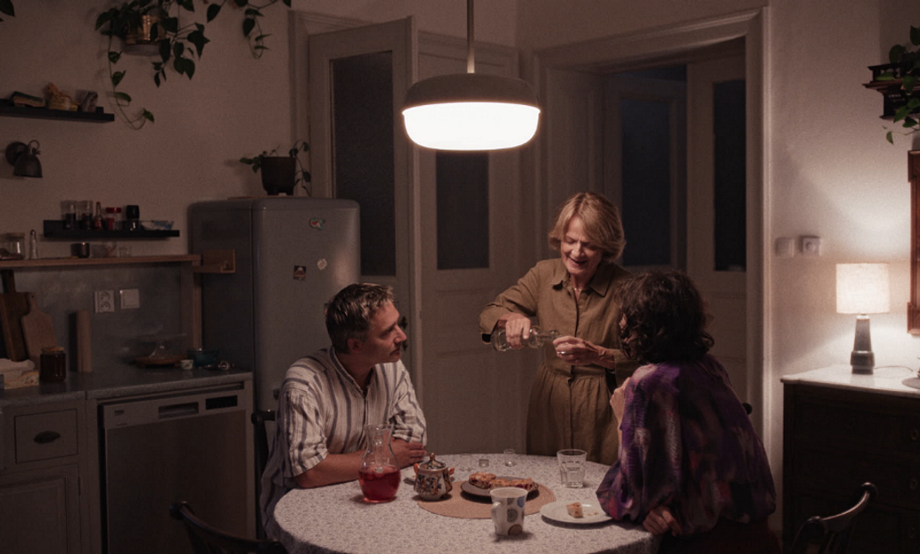 Jiří Havelka, Taťjana Medvecká a Marie Švestková ve filmu Bohdana Karáska Mistryně (2026).