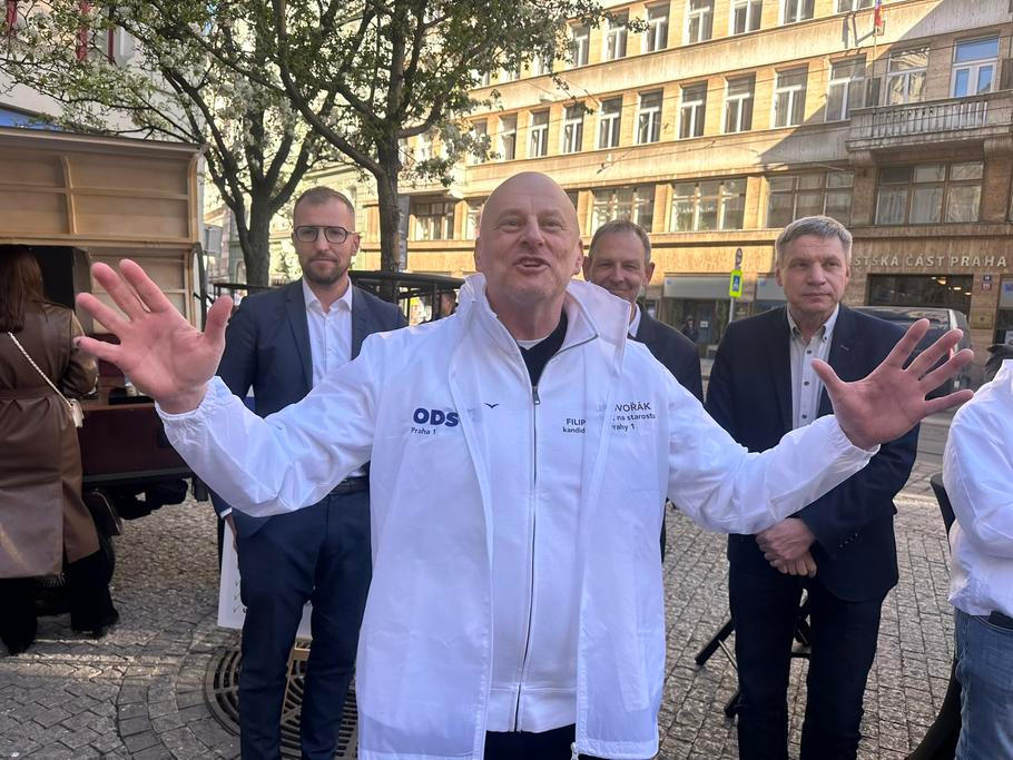 Filip Dvořák ostře kritizuje předsedu ODS Martina Kupku se slovy, že vše kolem rodinného majetku přece vysvětlil, ale není to pravda. V žádném ze svých vyjádření nevysvětlil podrobně, kde on a jeho otec vzali peníze na to, aby mohli nakupovat tolik majetku.