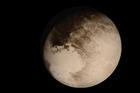 Vědci na snímcích ze sondy New Horizons poprvé objevili obří sesuvy ledu, které se po stěnách kráterů valily i desítky kilometrů. 