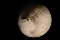 Vědci na snímcích ze sondy New Horizons poprvé objevili obří sesuvy ledu, které se po stěnách kráterů valily i desítky kilometrů. 