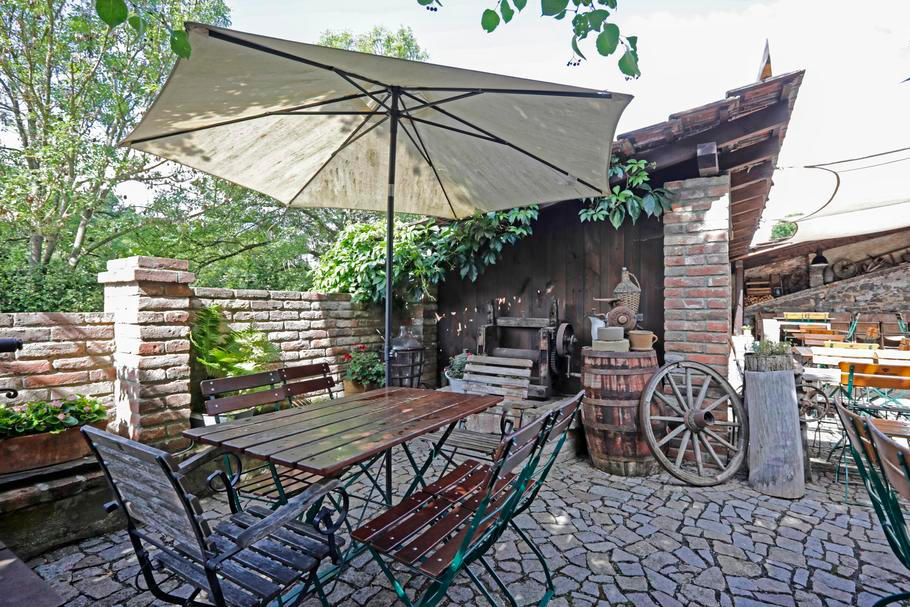 Při hezkém počasí se U Lasíků dveře nezavřou a zahrádka je narvaná k prasknutí.