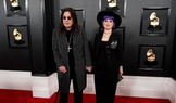 Anglický zpěvák Ozzy Osbourne s dcerou Kelly Osbourneovou, která rovněž zpívá.
