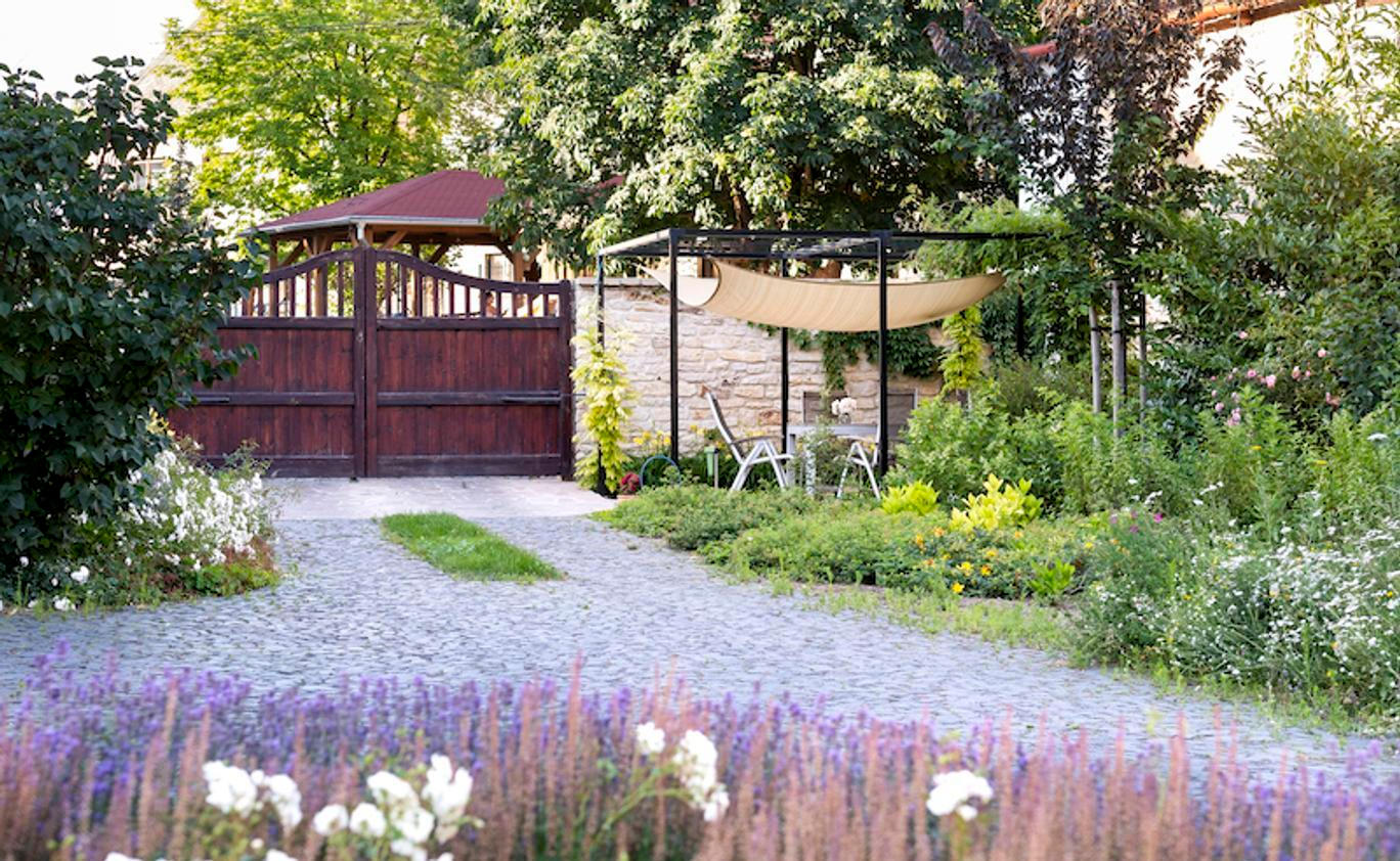 Příjezdová cesta vede pozemkem a architekti museli s tímto faktem pracovat.