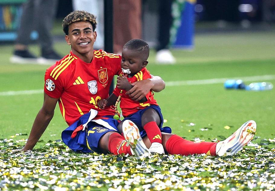 BERLIN, GERMANY - JULY 14: Lamine Yamal of Spain celebrate with his brother Keyne Yamal after their sides victory the UEFA EURO 2024 final match between Spain and England at Olympiastadion on July 14, 2024 in Berlin, Germany. © diebilderwelt / Alamy Live