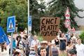 Kavčí hory, prostor před hlavní budovou ČT, demonstrace, demonstranti, transparent chci platit poplatek