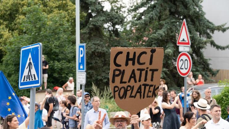 Kavčí hory, prostor před hlavní budovou ČT, demonstrace, demonstranti, transparent chci platit poplatek