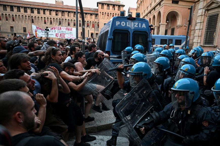 Stovky lidí protestovaly v Bologni po úmrtí muže při policejním zásahu