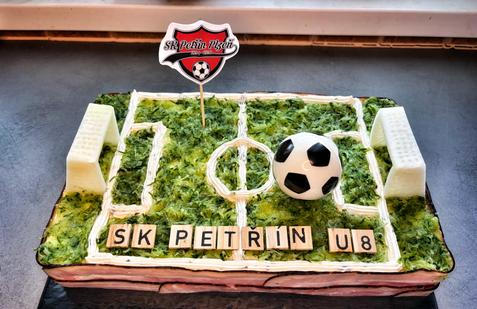 Fotbalové hřiště Kristýnu Sladkou nerozhodí, pokud však jde o míč, nejspíš s objednávkou narazíte.