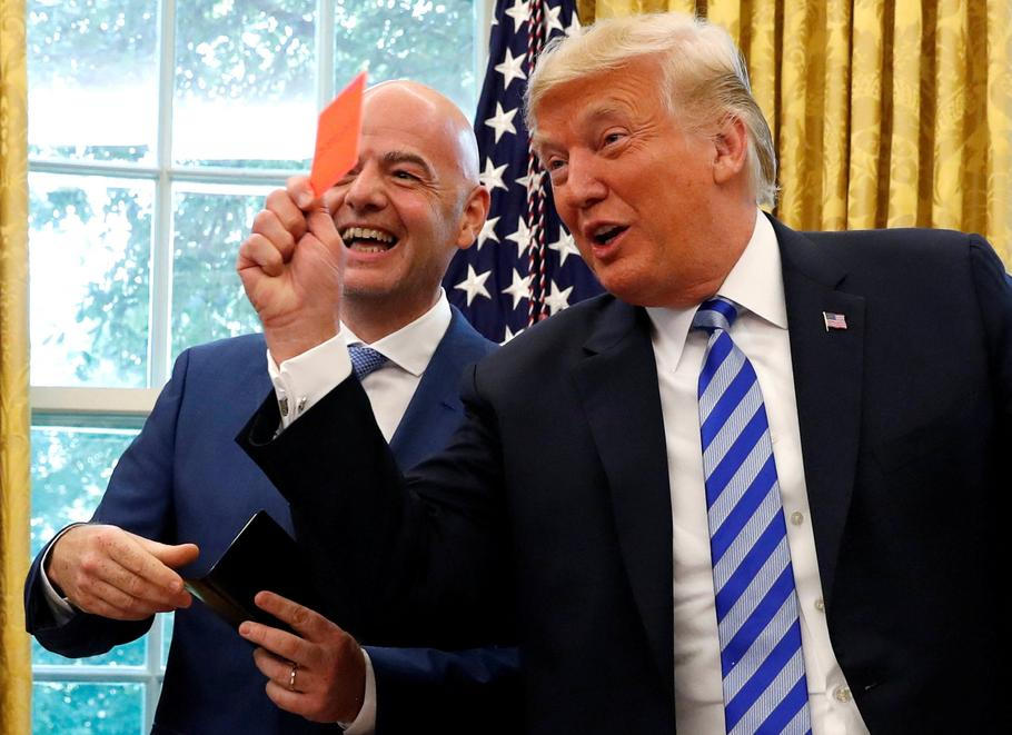 Šéf světového fotbalu Gianni Infantino a americký prezident Donald Trump při setkání v roce 2018