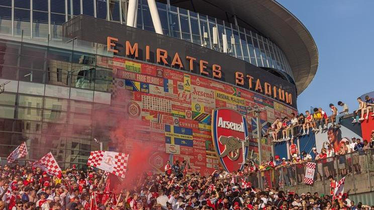Fanoušci Arsenalu před londýnským Emirates Stadium