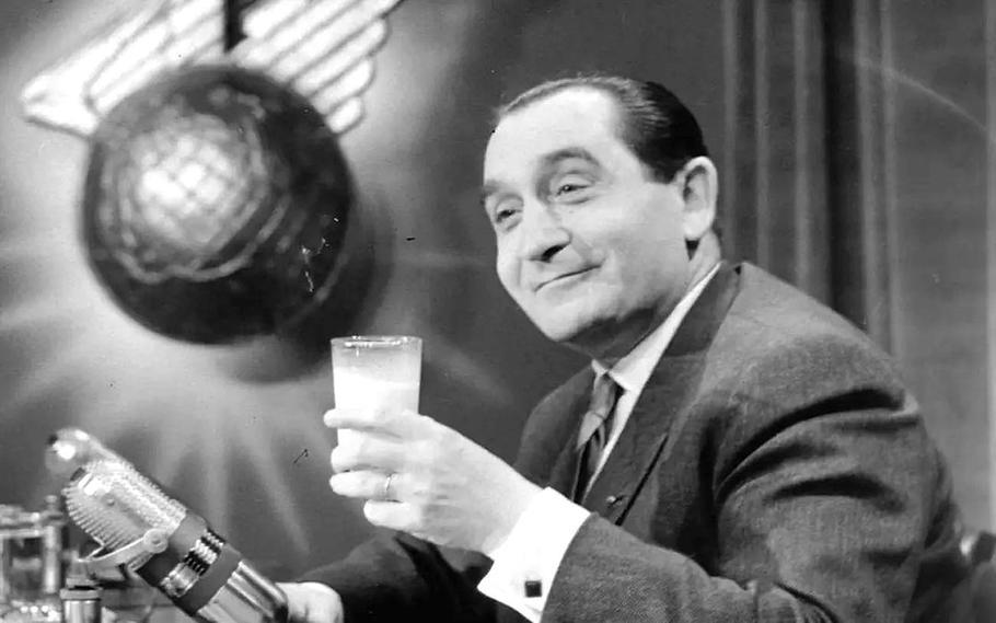 Premiér Pierre Mendès France se sklenicí mléka během kampaně proti alkoholismu. V roce 1956 prosadil zákaz podávání alkoholu dětem mladším 14 let ve školách a místo vína doporučil mléko.