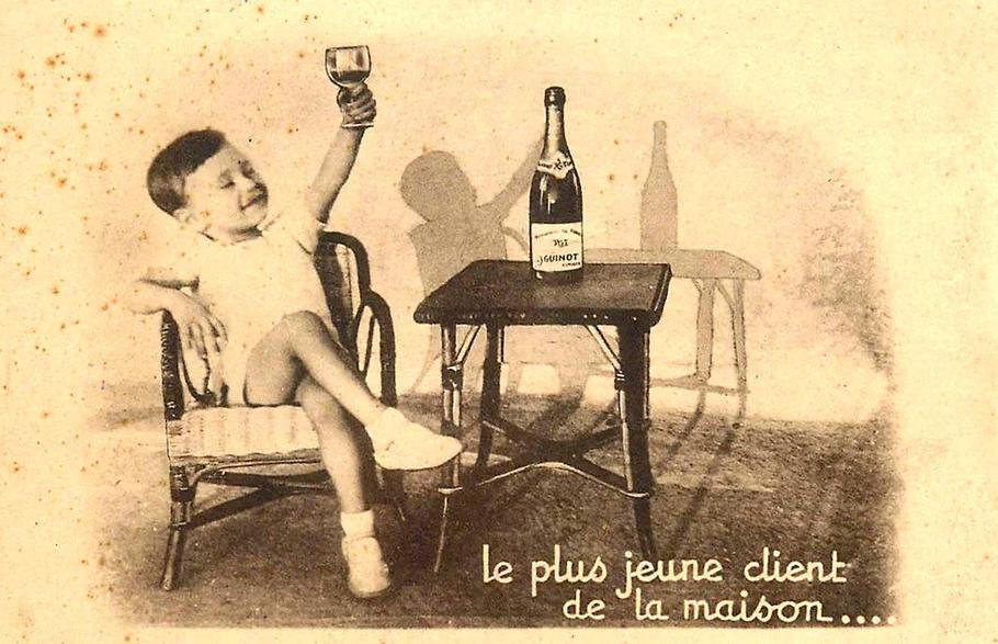 Dobová fotografie francouzského školáka se sklenkou vína. Ještě v polovině 20. století bylo podávání vína, piva nebo cideru dětem ve školách běžnou součástí oběda.