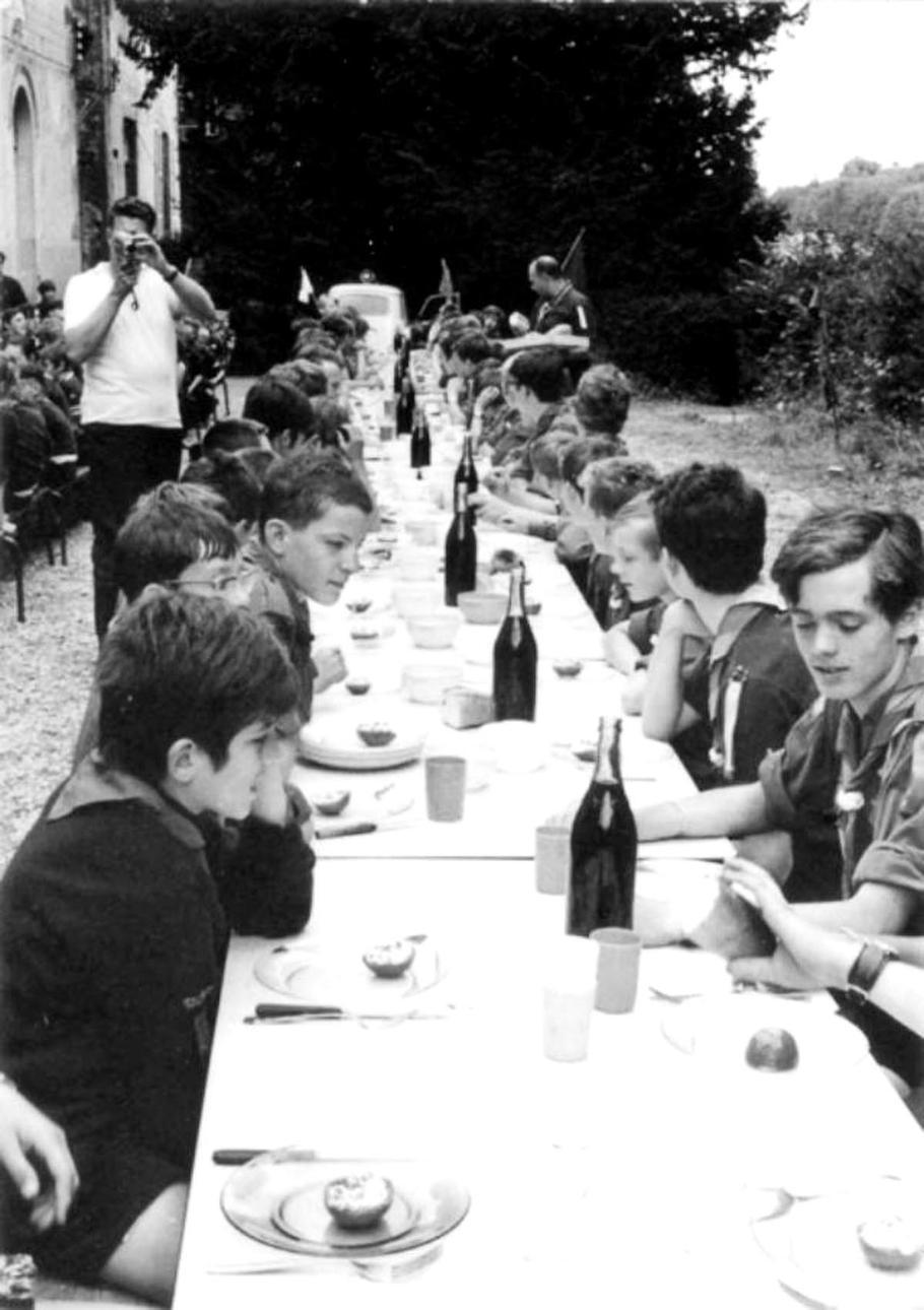 Francouzští školáci během společného oběda. I po omezení alkoholu v roce 1956 mohli starší studenti se souhlasem rodičů pít ve školních jídelnách víno dál.. 