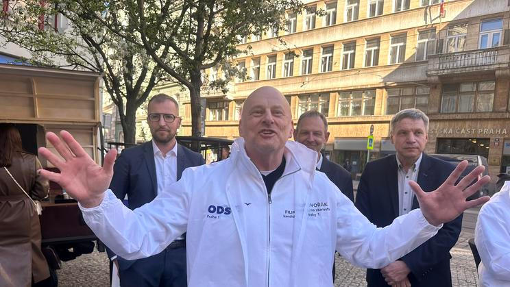 Filip Dvořák ostře kritizuje předsedu ODS Martina Kupku a tvrdí, že vše kolem rodinného majetku vysvětlil, ale není to pravda. V žádném ze svých vyjádření nevysvětlil podrobně, kde on a jeho otec vzali peníze na to, aby mohli nakupovat celou řadu majetků.