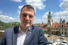 Ministr zahraničních věcí Petr Macinka během rozhovoru pro Aktuálně.cz na balkoně svého úřadu.