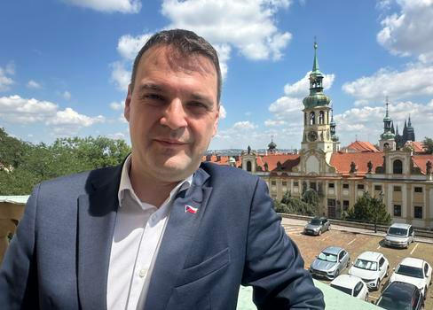 Ministr zahraničních věcí Petr Macinka během rozhovoru pro Aktuálně.cz na balkoně svého úřadu.