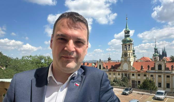 Ministr zahraničních věcí Petr Macinka během rozhovoru pro Aktuálně.cz na balkoně svého úřadu.