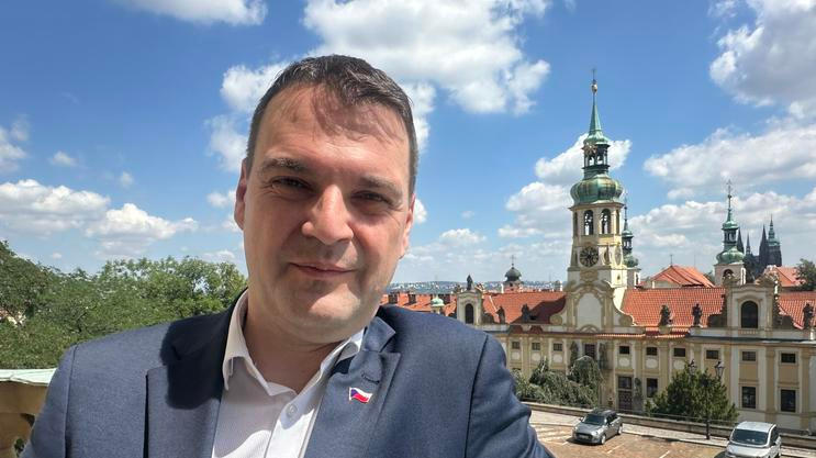 Ministr zahraničních věcí Petr Macinka během rozhovoru pro Aktuálně.cz na balkoně svého úřadu.