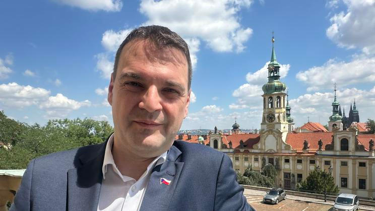 Ministr zahraničních věcí Petr Macinka během rozhovoru pro Aktuálně.cz na balkoně svého úřadu.