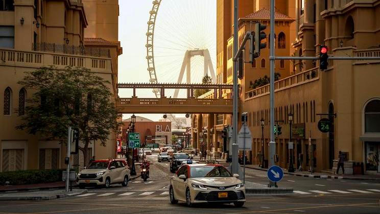 V samotné Dubaji Írán zasáhl hned několik budov, včetně ikonického umělého ostrova ve tvaru palmy nebo hotelu Burdž al-Arab.