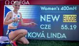Zlatá Linda Botková ze čtvrtky překážek pózuje na ME atletů do 18 let v Rieti s rekordním časem.