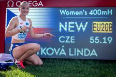 Zlatá Linda Botková ze čtvrtky překážek pózuje na ME atletů do 18 let v Rieti s rekordním časem.